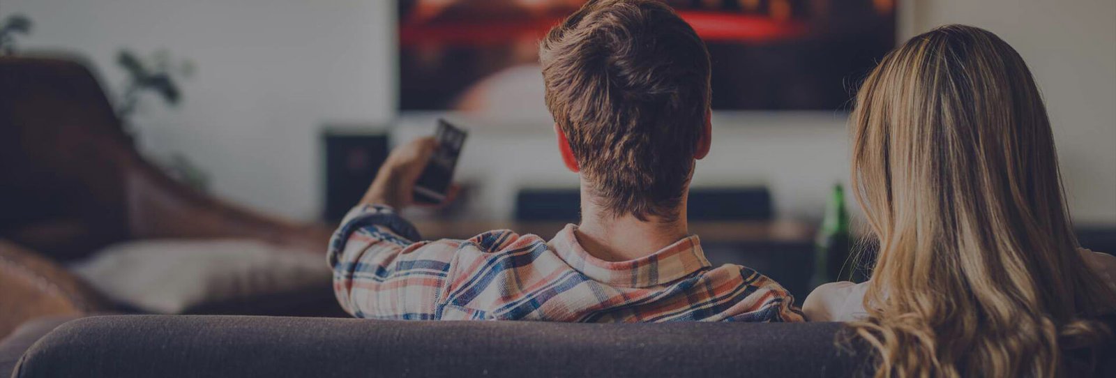 Familie sieht IPTV auf dem Smart TV